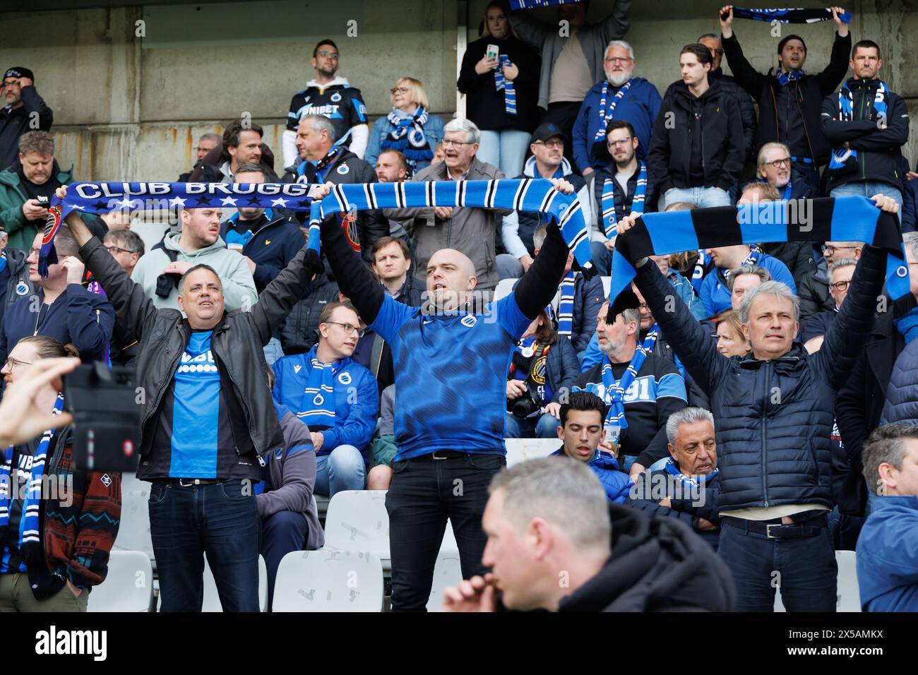 Brügge, Belgien. Mai 2024. Die Fans des Vereins wurden vor einem Fußballspiel zwischen dem belgischen Club Brugge KV und dem italienischen ACF Fiorentina am Mittwoch, dem 8. Mai 2024, dem Rückspiel des Halbfinales der UEFA Conference League, vorgestellt. BELGA FOTO KURT DESPLENTER Credit: Belga Nachrichtenagentur/Alamy Live News Stockfoto