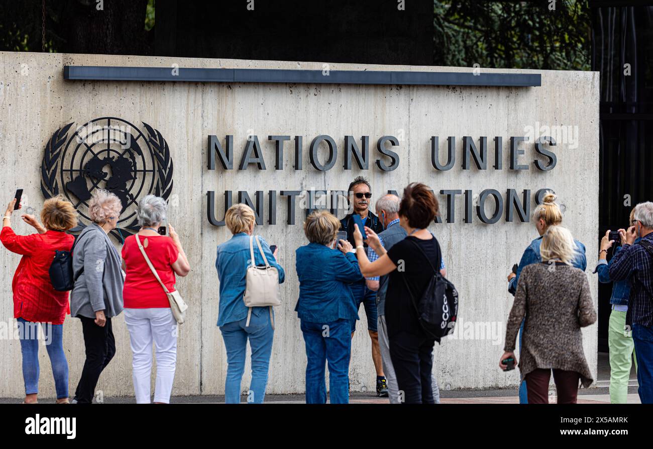 Beim Palais des Nations, dem Hauptsitz der Vereinten Nationen in Genf, ist ein grosses Logo der Organisation beim Eingangsbereich zu finden. Ein Fotos Stockfoto