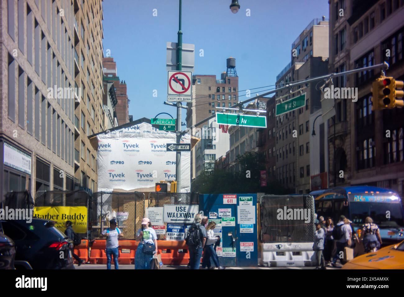 Die Installation und der Bau des Aufzugs für die West 14th Street IND U-Bahn-Station an der Sixth Avenue stören den Fußgänger- und Fahrzeugverkehr, am Donnerstag, den 2. Mai 2024 in Chelsea. (© Richard B. Levine) Stockfoto