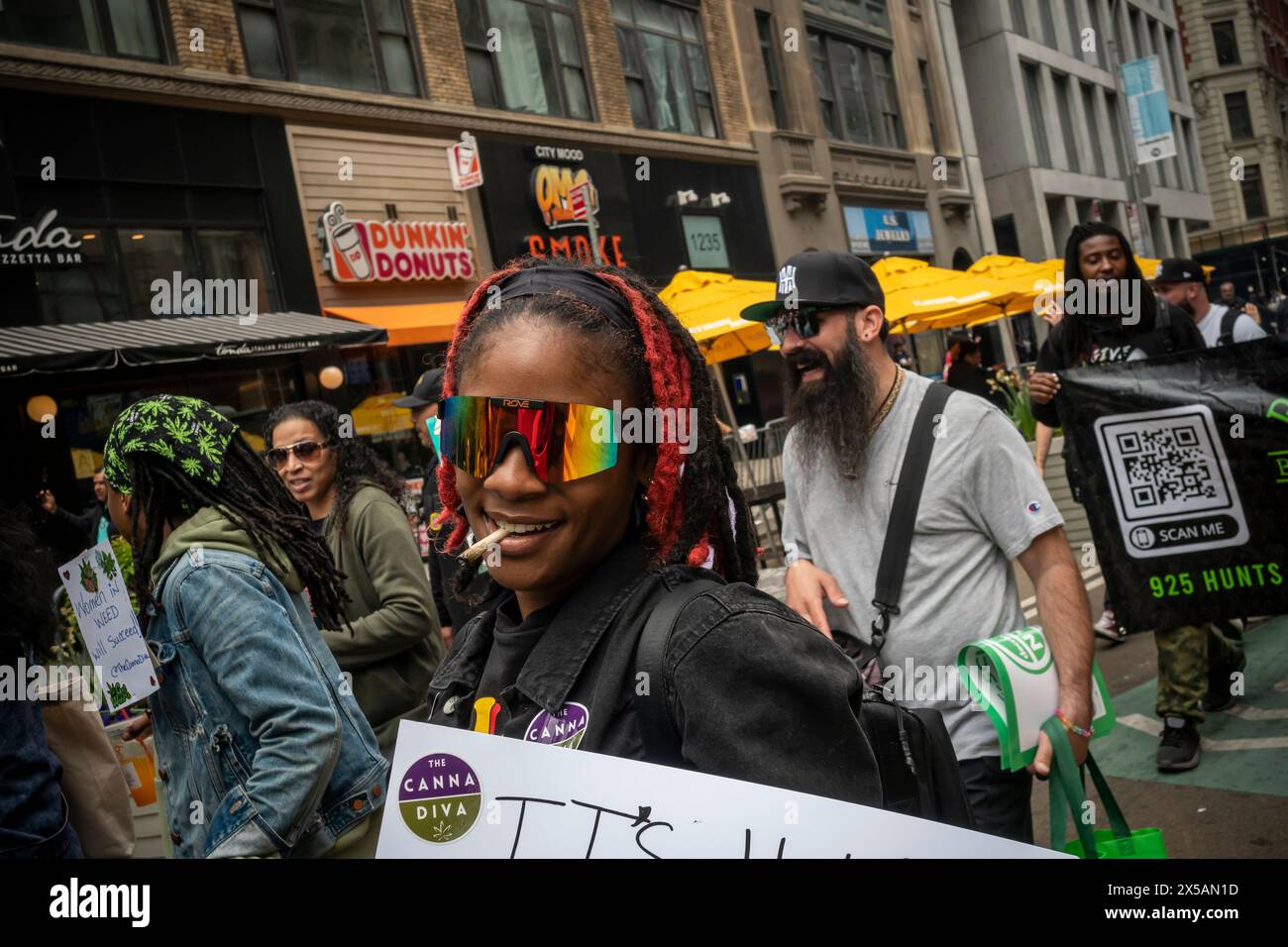 Advocates for Marihuana march in New York am Samstag, den 4. Mai 2024, bei der 51. Jährlichen Cannabis Parade in New York. Der marsch umfasste eine breite Palette von Demografien, von Generation Z über Millennials bis hin zu Hippies der alten Zeit. New York hat Marihuana zur Freizeitnutzung für Erwachsene ab 21 Jahren nach vielen Jahren und vielen gescheiterten Versuchen legalisiert. (© Richard B. Levine) Stockfoto