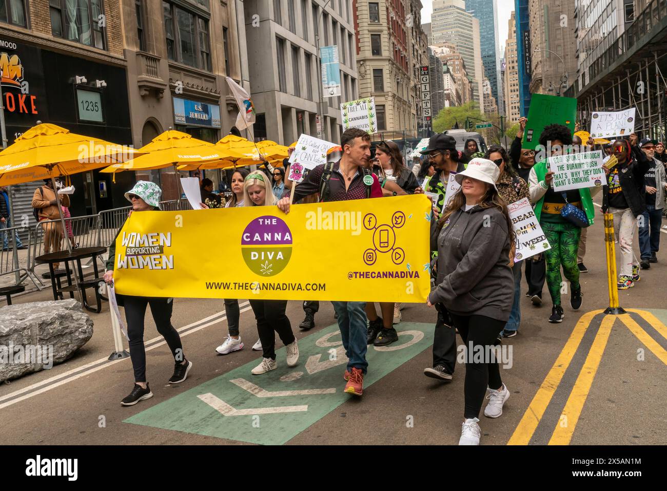 Advocates for Marihuana march in New York am Samstag, den 4. Mai 2024, bei der 51. Jährlichen Cannabis Parade in New York. Der marsch umfasste eine breite Palette von Demografien, von Generation Z über Millennials bis hin zu Hippies der alten Zeit. New York hat Marihuana zur Freizeitnutzung für Erwachsene ab 21 Jahren nach vielen Jahren und vielen gescheiterten Versuchen legalisiert. (© Richard B. Levine) Stockfoto