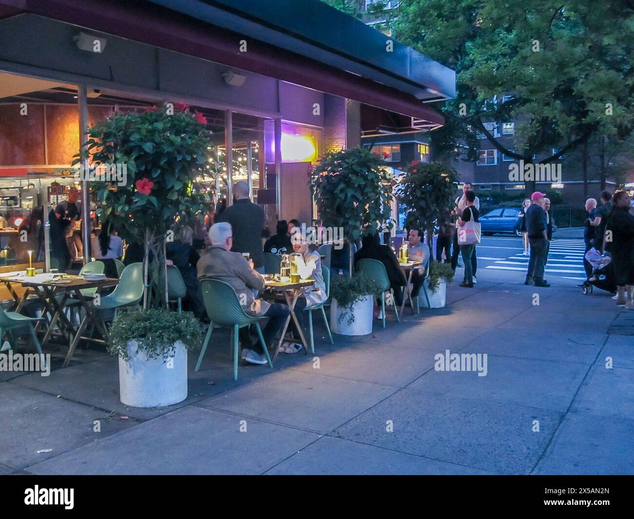 Restaurant Suchette im Freien im Stadtteil Chelsea von New York am Dienstag, 7. Mai 2024. (© Richard B. Levine) Stockfoto