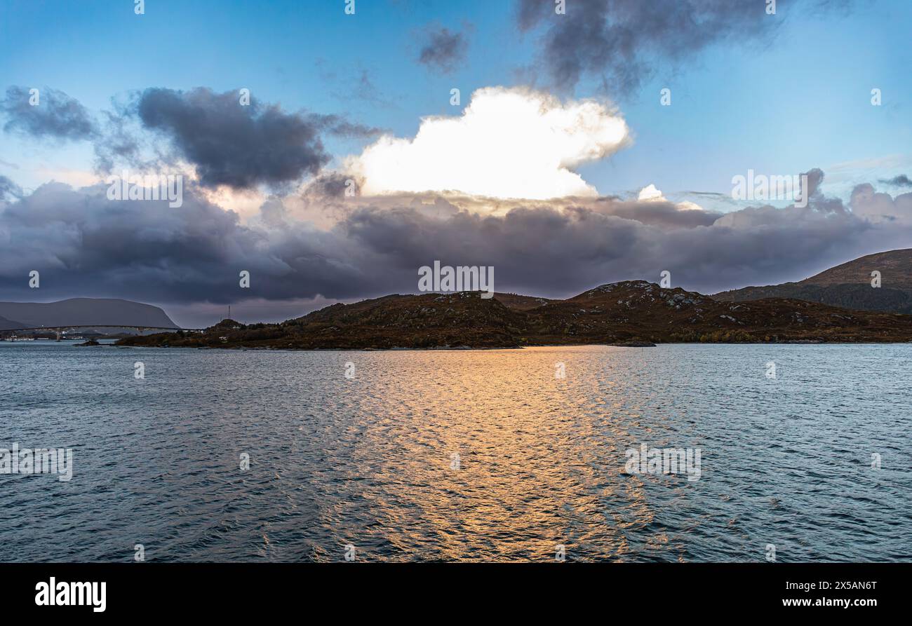 Sonnenaufgang in der Region Trondelag in der Gemeinde Heroy. (Heroy, Norwegen, 11.10.2023) Stockfoto