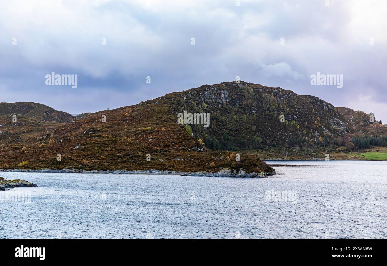 Die norwegische Küste weisst tausende kleine und grössere Insel auf. (Torvik, Norwegen, 11.10.2023) Stockfoto