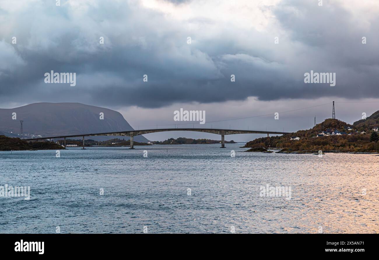 Sonnenaufgang in der Region Trondelag in der Gemeinde Heroy. (Heroy, Norwegen, 11.10.2023) Stockfoto