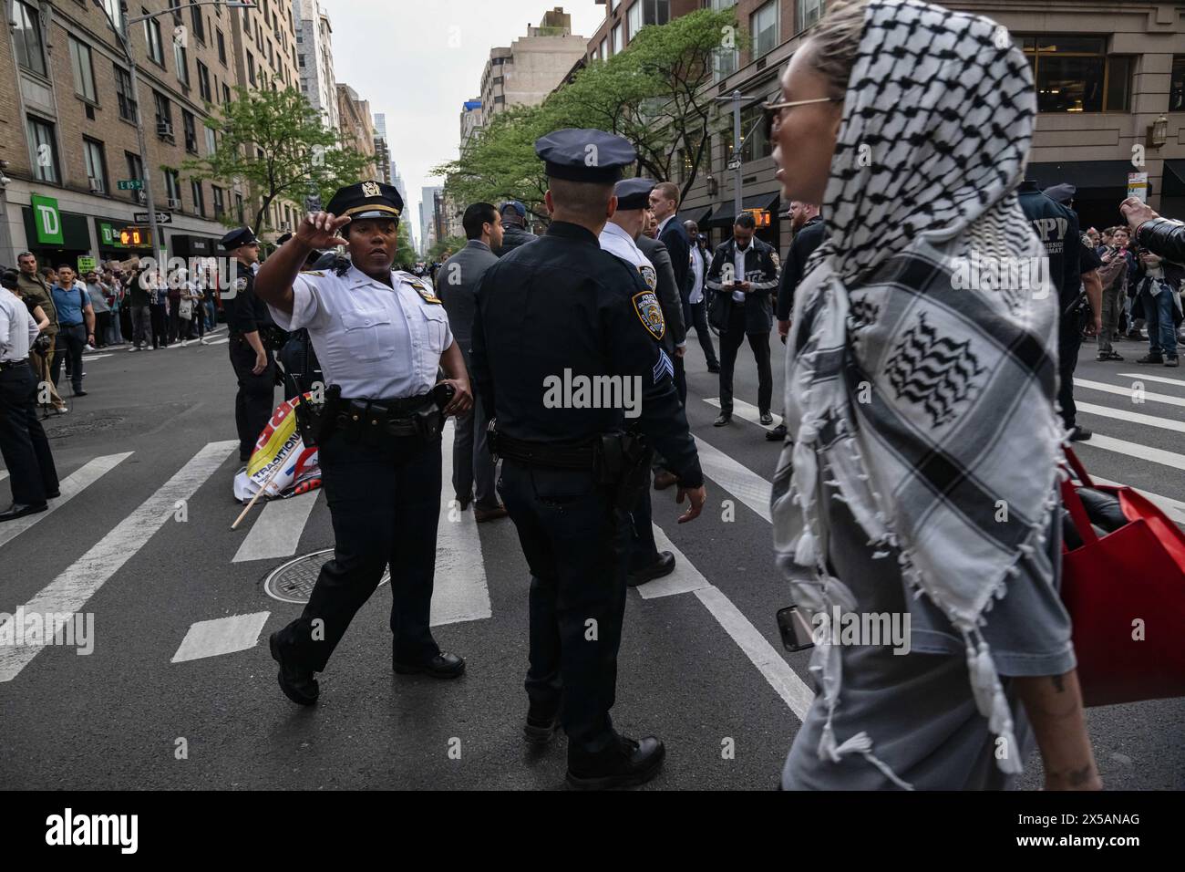 New York, New York, USA. Mai 2024. Pro-palästinensische Demonstranten versammeln sich außerhalb der MET-Gala. (Kreditbild: © Laura Brett/ZUMA Press Wire) NUR REDAKTIONELLE VERWENDUNG! Nicht für kommerzielle ZWECKE! Stockfoto