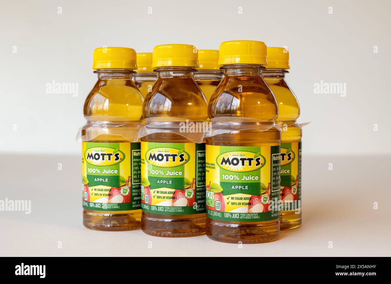 BEMIDJI, MN - 17. NOV 2020: Kunststoffflaschen mit Motts-Apfelsaft in 6er-Packung das Produkt enthält 100 % Saft. Stockfoto