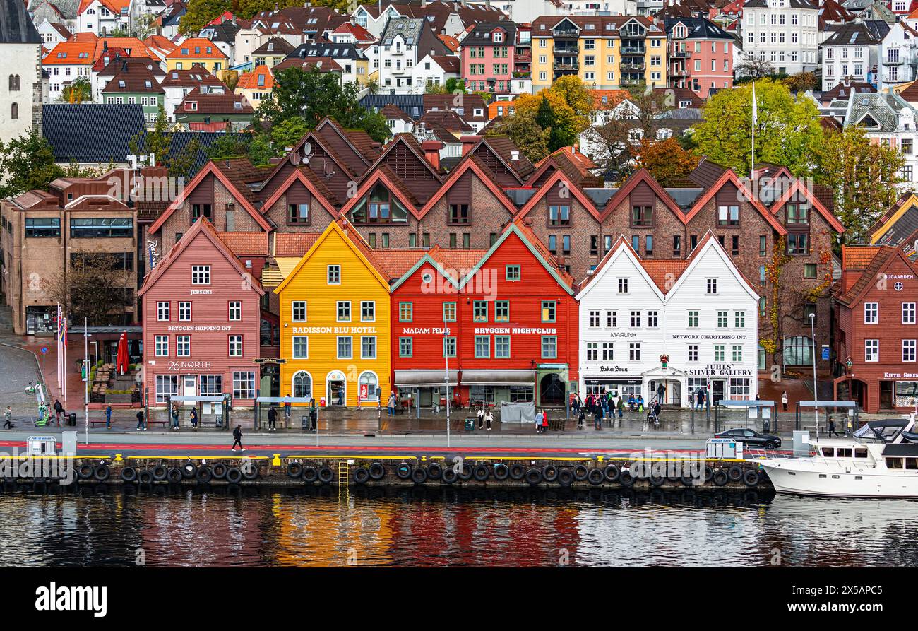 Die Bryggen gehören nicht nur zum UNESCO-Weltkulturerbe, sondern sind auch die Sehenswürdigkeiten der norwegischen Stadt Bergen. (Bergen, Norwegen, 22,1 Stockfoto