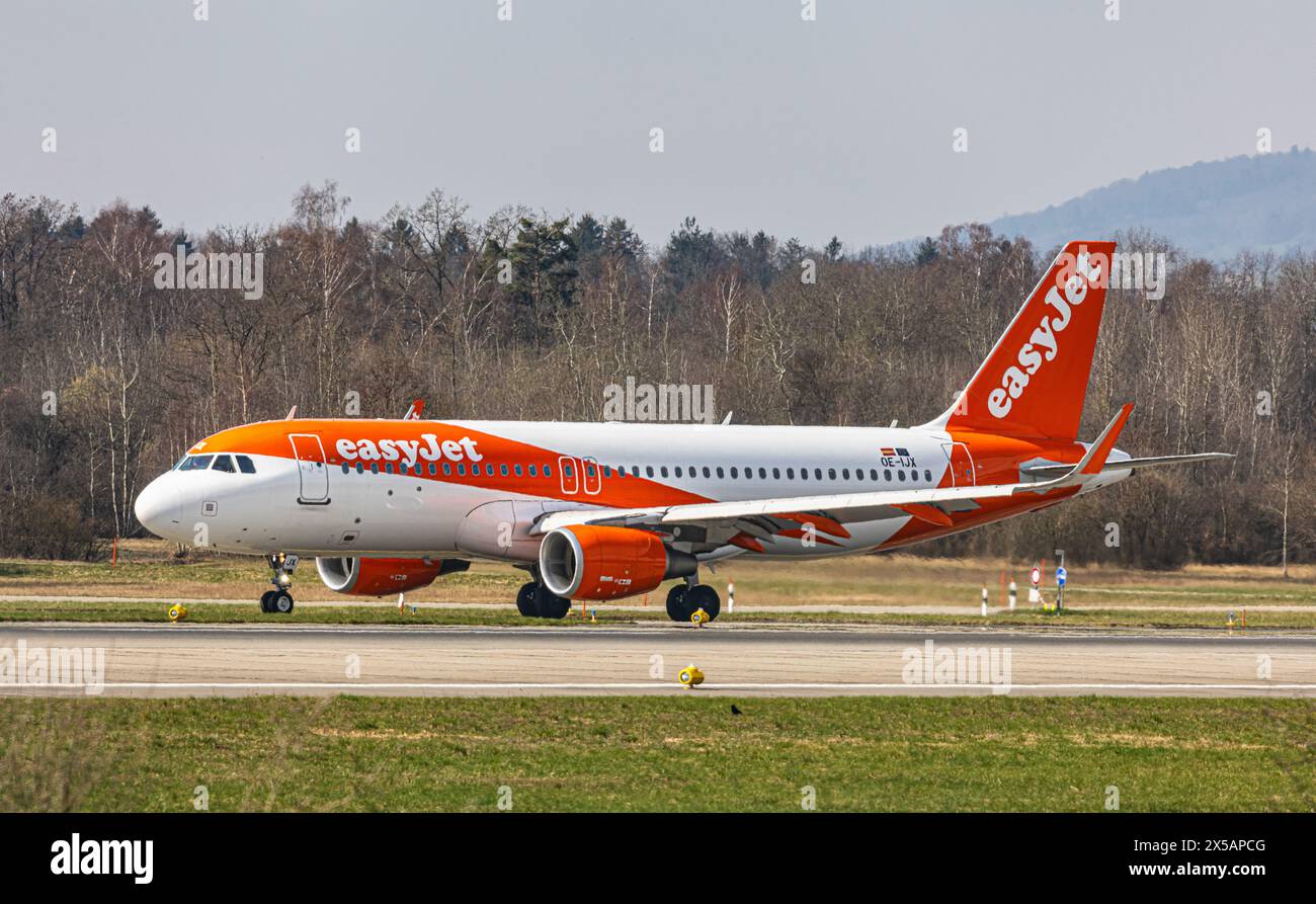 Nach der Landung am Flughafen Zürich fahren Sie mit dem EasyJet Airbus A320-214 zum Terminal. Registrierung OE-IJX. (Zürich, Schweiz, 10.03.2024) Stockfoto