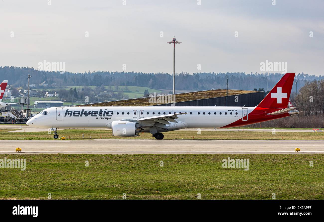 Ein Embraer 195-E2 von Helvetic Airways Taxi zum Terminal nach der Landung am Flughafen Zürich. Registrierung HB-AZL. (Zürich, Schweiz, 10.03.2024) Stockfoto
