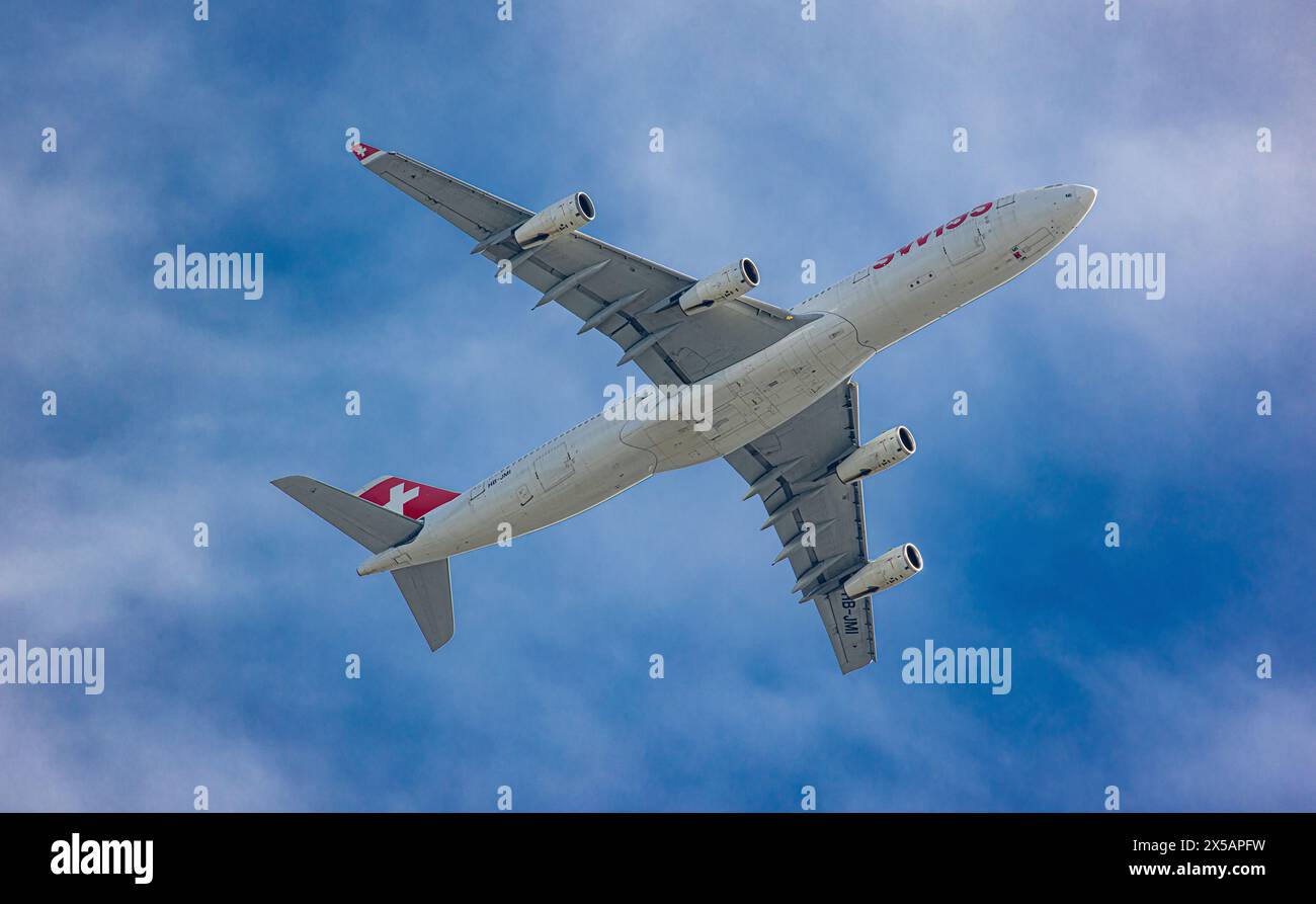 Ein Airbus A340-313X der Swiss International Airlines fliegt nach dem Start über dem Flughafen Zürich. Das Flugzeug steigt. Registrierung HB-JMI. (Zürich, Stockfoto