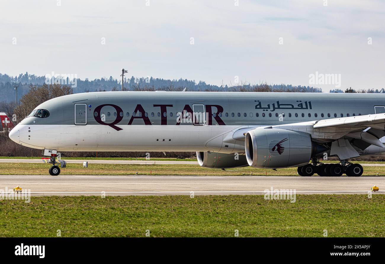 Ein Qatar Airways Airbus A350-941 fährt nach der Landung am Flughafen Zürich mit dem Taxi zum Terminal. Registrierung A7-AME. (Zürich, Schweiz, 10.03.2024) Stockfoto