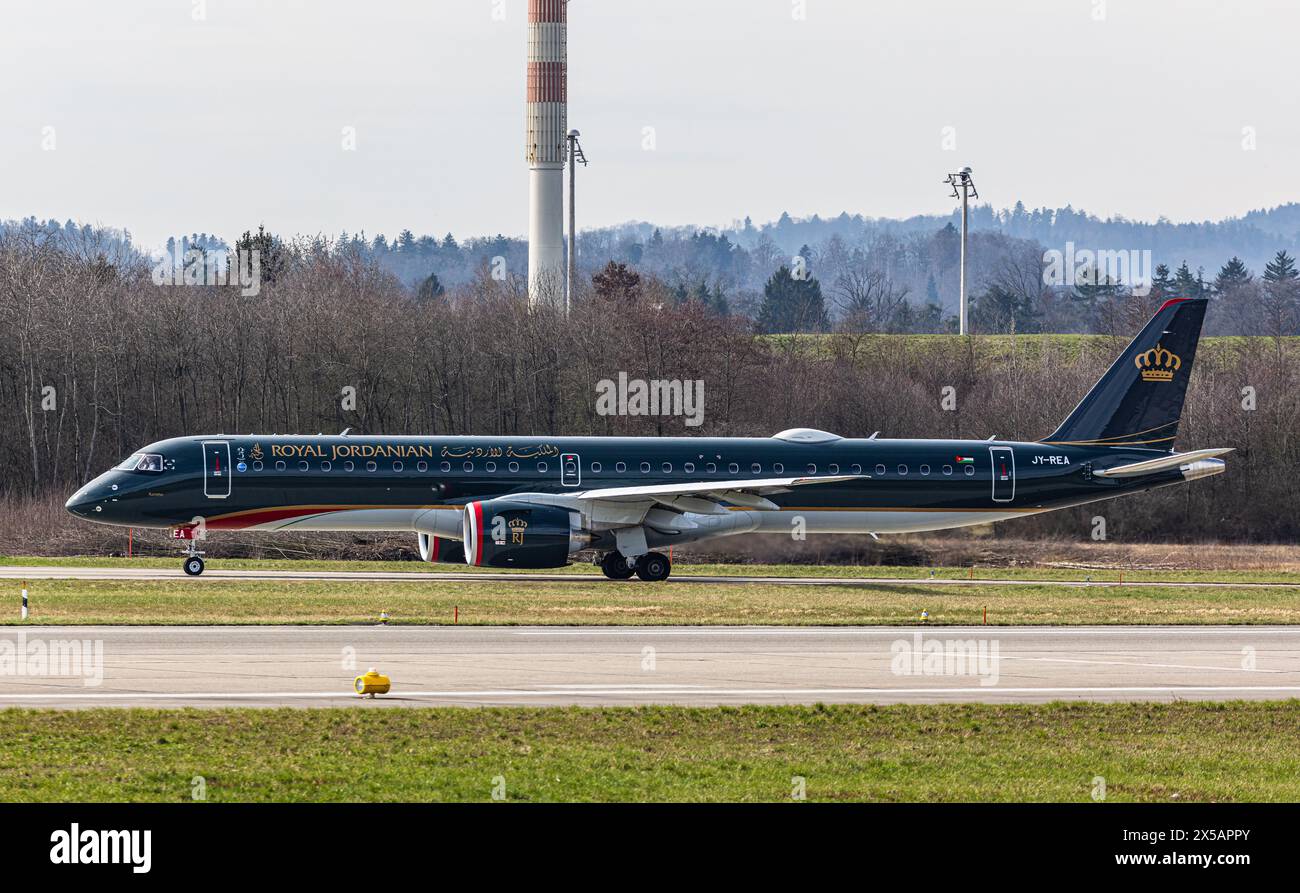 Ein Embraer 195-E2 von Royal Jordanian Airlines fährt nach der Landung am Flughafen Zürich zum Terminal. Registrierung JY-REA. (Zürich, Schweiz, 10.03. Stockfoto