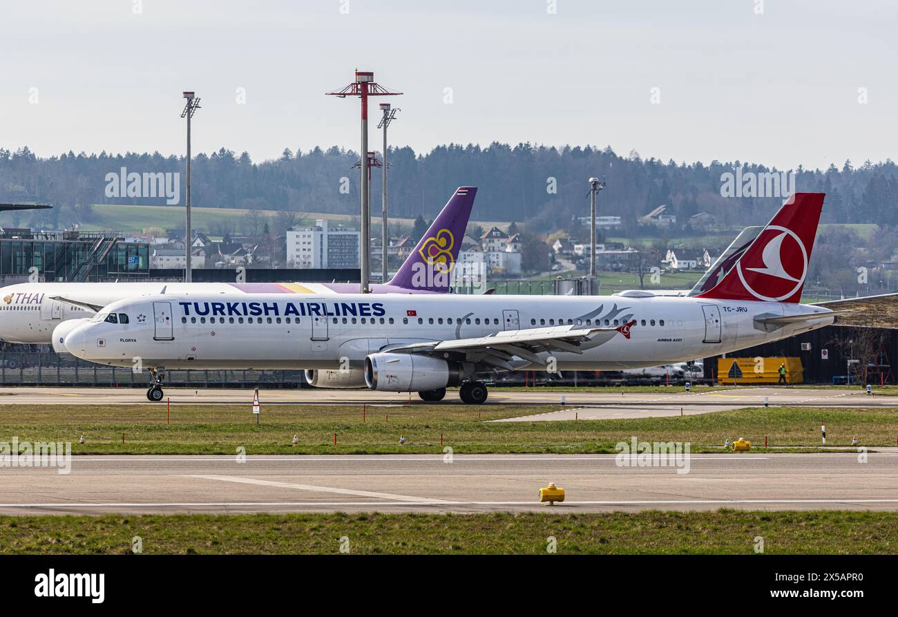 Ein Turkish Airlines Airbus A321-231 fährt nach der Landung am Flughafen Zürich mit dem Taxi zum Terminal. Registrierung TC-JRU. (Zürich, Schweiz, 10.03.2024) Stockfoto