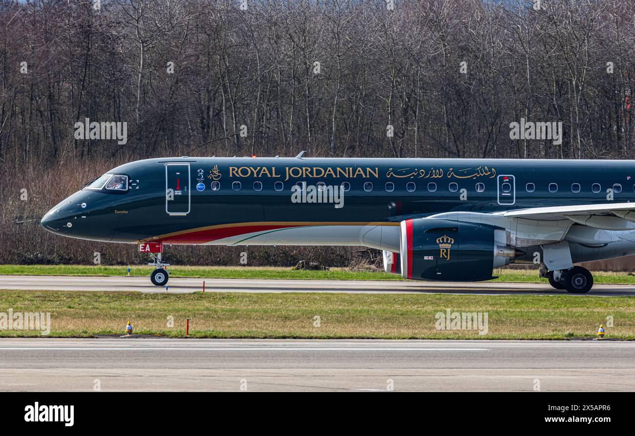 Ein Embraer 195-E2 von Royal Jordanian Airlines fährt nach der Landung am Flughafen Zürich zum Terminal. Registrierung JY-REA. (Zürich, Schweiz, 10.03. Stockfoto