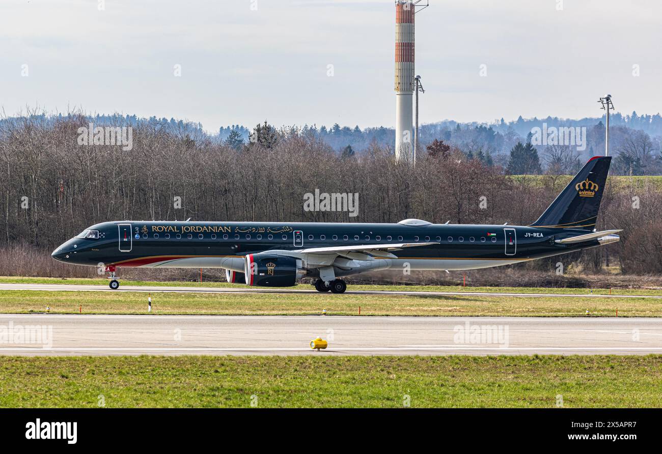 Ein Embraer 195-E2 von Royal Jordanian Airlines fährt nach der Landung am Flughafen Zürich zum Terminal. Registrierung JY-REA. (Zürich, Schweiz, 10.03. Stockfoto