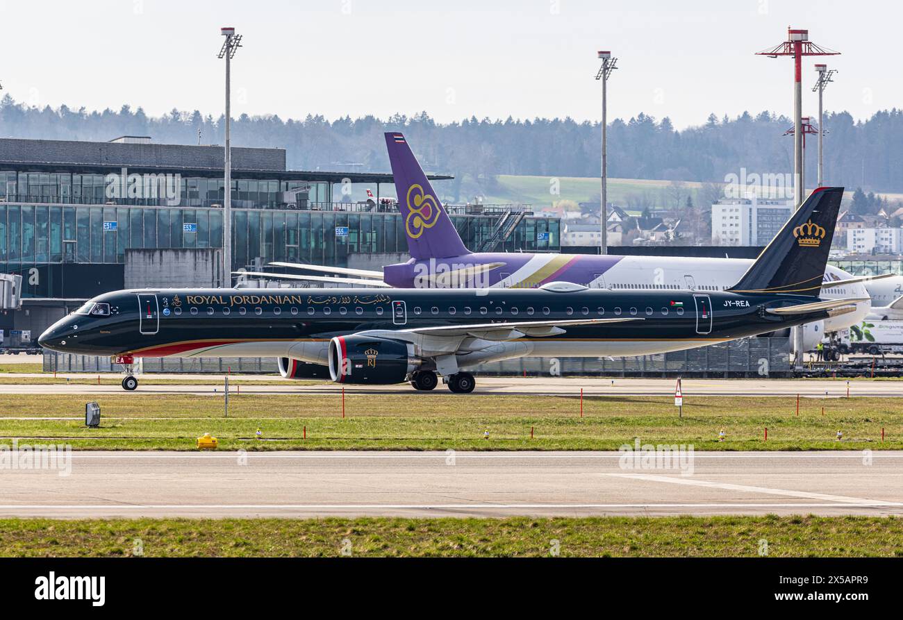Ein Embraer 195-E2 von Royal Jordanian Airlines fährt nach der Landung am Flughafen Zürich zum Terminal. Registrierung JY-REA. (Zürich, Schweiz, 10.03. Stockfoto