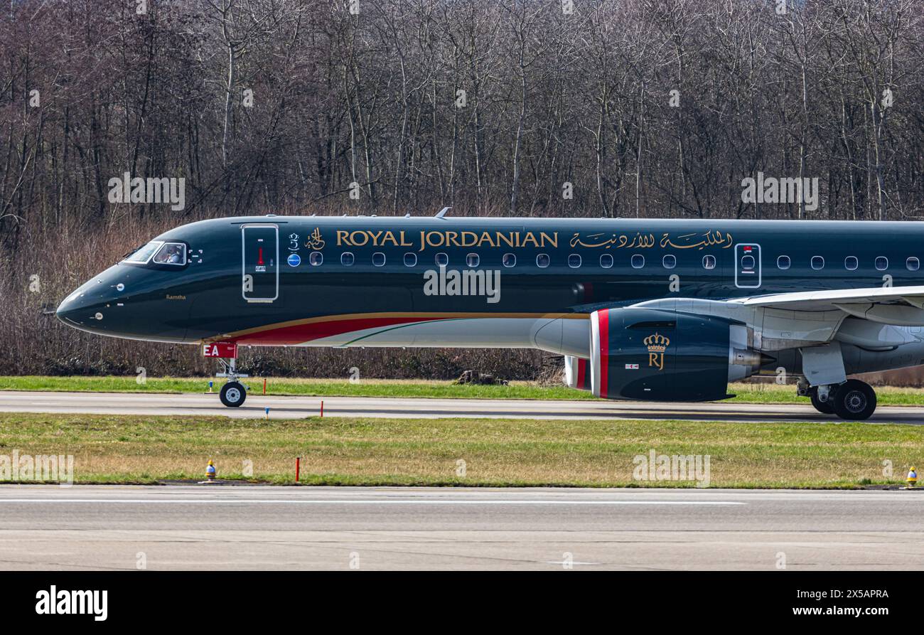 Ein Embraer 195-E2 von Royal Jordanian Airlines fährt nach der Landung am Flughafen Zürich zum Terminal. Registrierung JY-REA. (Zürich, Schweiz, 10.03. Stockfoto