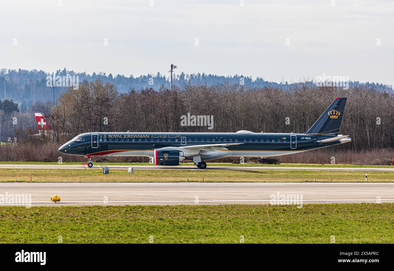 Ein Embraer 195-E2 von Royal Jordanian Airlines fährt nach der Landung am Flughafen Zürich zum Terminal. Registrierung JY-REA. (Zürich, Schweiz, 10.03. Stockfoto