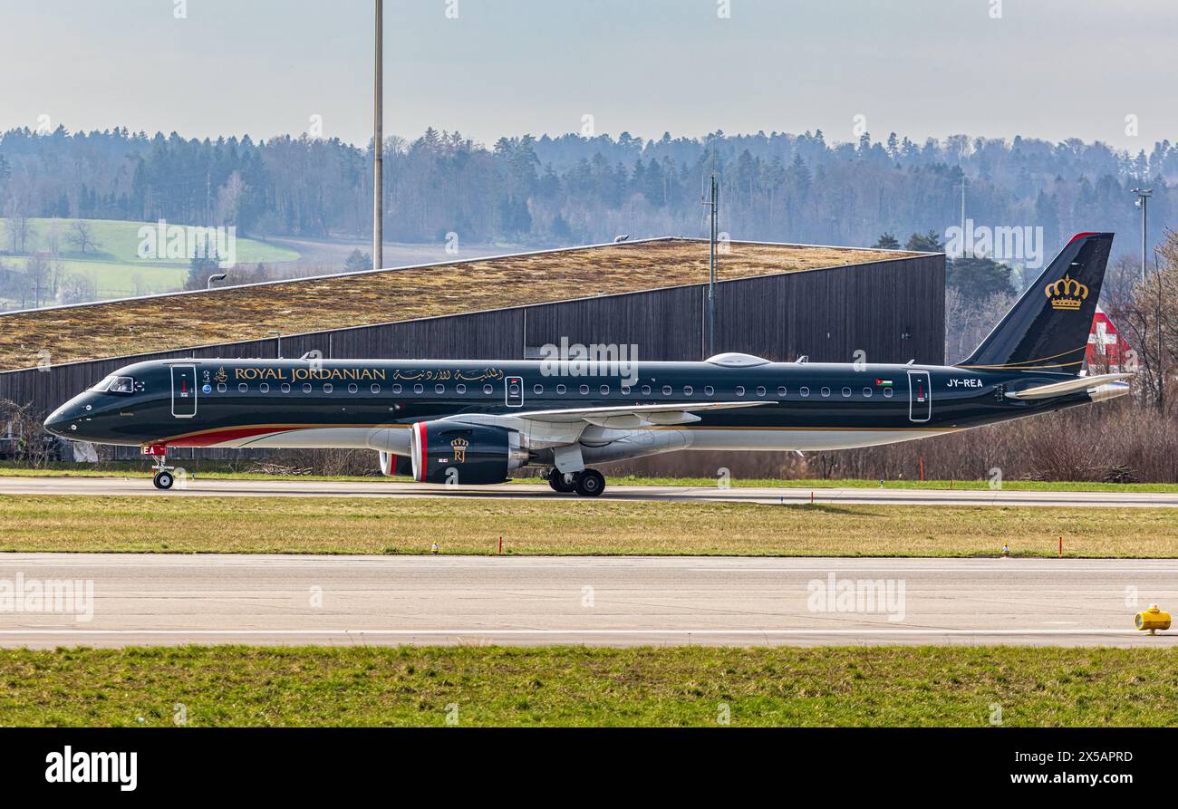 Ein Embraer 195-E2 von Royal Jordanian Airlines fährt nach der Landung am Flughafen Zürich zum Terminal. Registrierung JY-REA. (Zürich, Schweiz, 10.03. Stockfoto