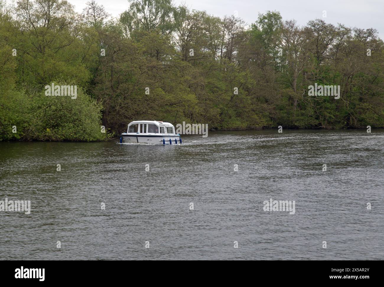 Wroxham, Norfolk, England, April 2024, Landschaftsbild eines Bootes auf den Norfolk Broads. Stockfoto