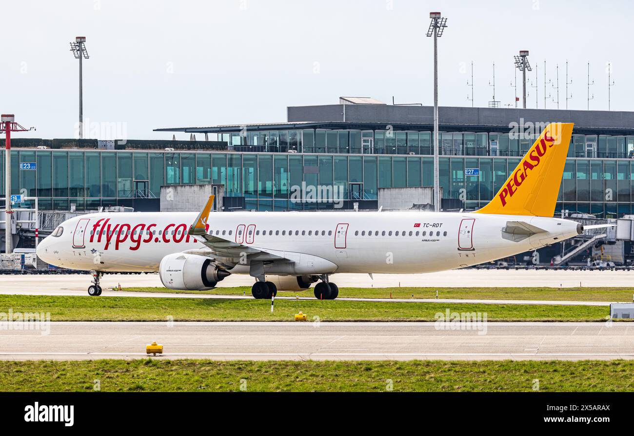 Ein Airbus A321-251NX von Pegasus Airlines fährt nach der Landung am Flughafen Zürich zum Terminal. Das Flugzeug ist in Star Alliance Lackierung lackiert. Reg Stockfoto