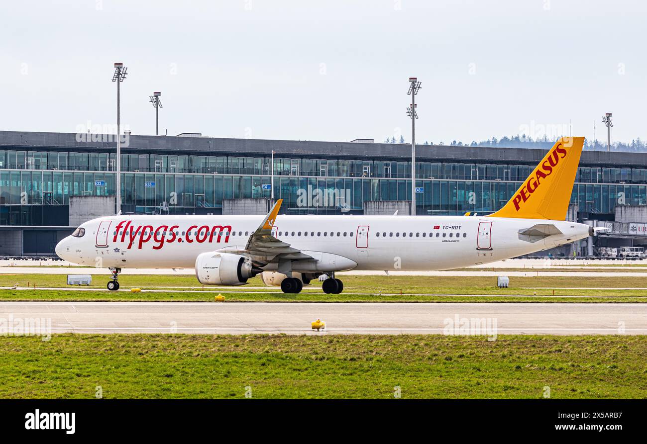 Ein Airbus A321-251NX von Pegasus Airlines fährt nach der Landung am Flughafen Zürich zum Terminal. Das Flugzeug ist in Star Alliance Lackierung lackiert. Reg Stockfoto