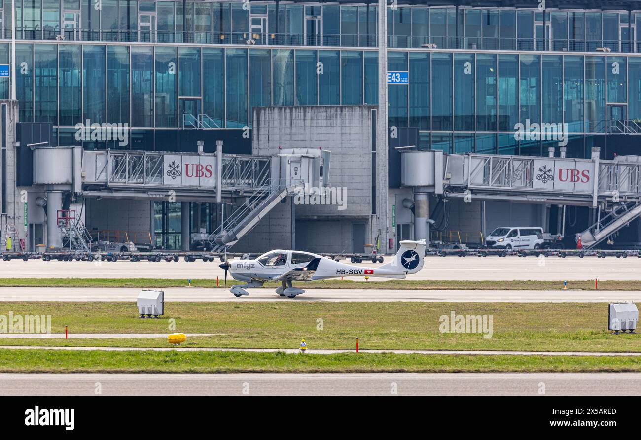Ein Diamond da-40NG Diamond der Motorfluggruppe Zürich fährt nach der Landung am Flughafen Zürich zum Terminal. Registrierung HB-SGV. (Zürich, Schweiz Stockfoto