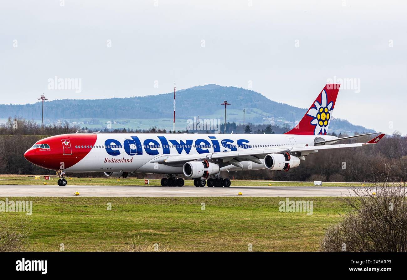 Ein Edelweiss Air Airbus A340-313X ist auf der Landebahn am Flughafen Zürich gelandet. Registrierung HB-JMG. (Zürich, Schweiz, 10.03.2024) Stockfoto