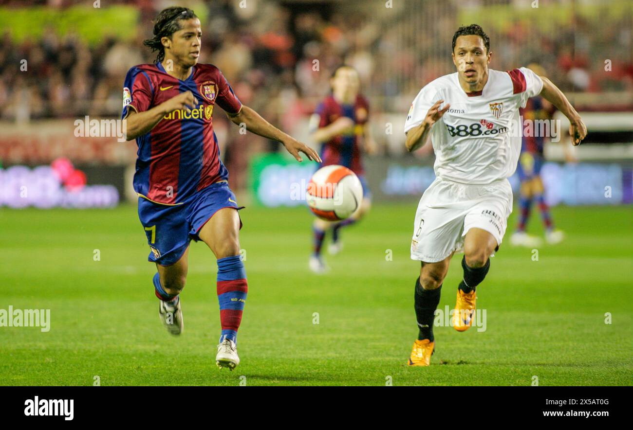 In La Liga spielen Dos Santos (FC Barcelona) und Adriano (Sevilla FC) um den Ball. Stockfoto