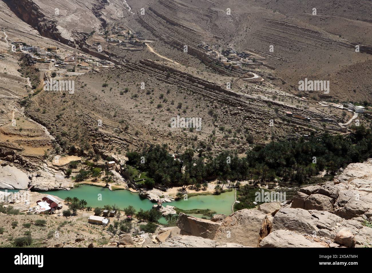 Blick auf Wadi Bani Khalid Muqil Pools Natural Springs Flowthrough the Year und drei Dörfer im östlichen Hajar-Gebirge Oman Stockfoto