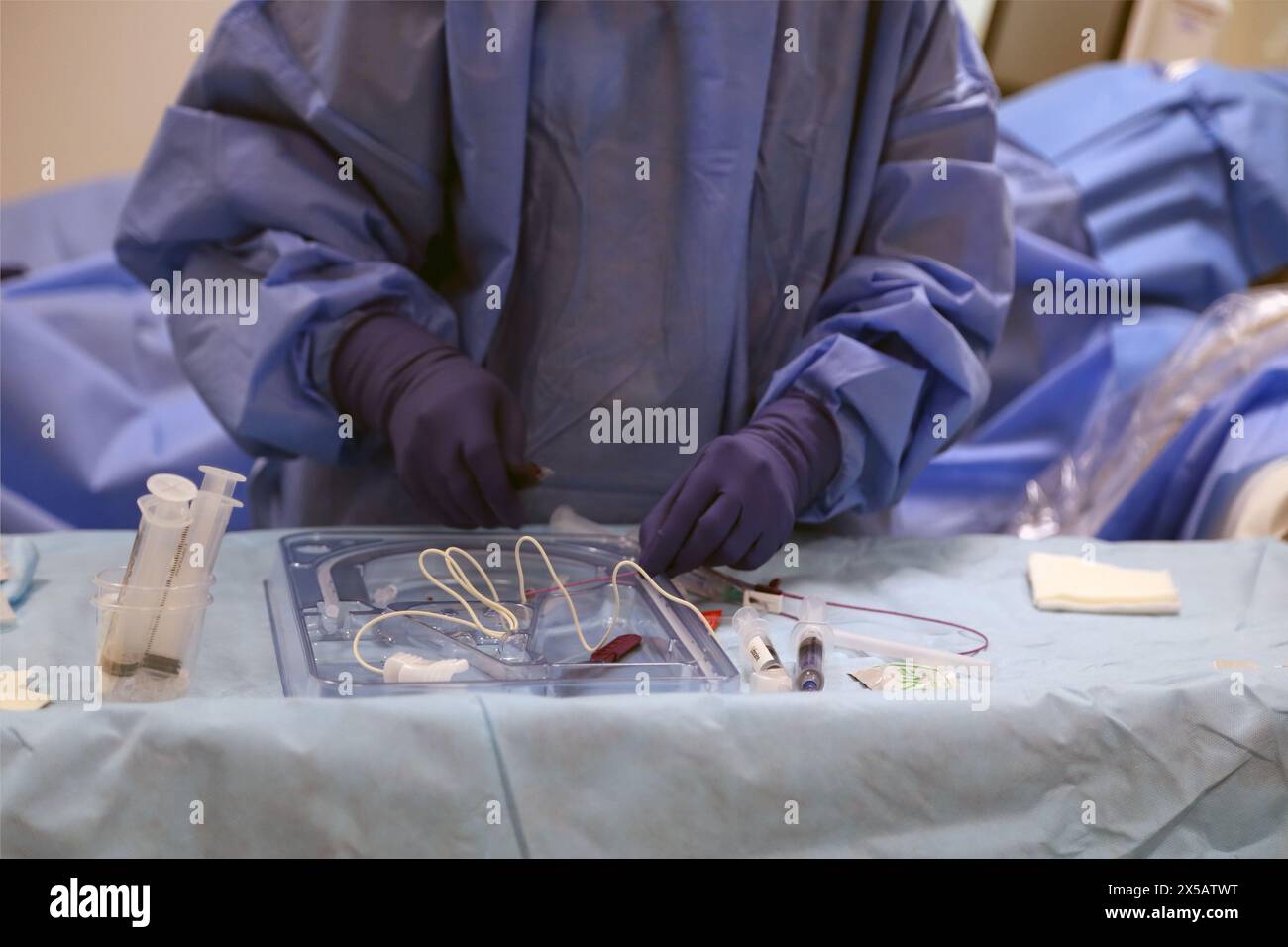 Krankenschwester in Vorbereitung auf die Verabreichung eines peripher eingeführten Zentralkatheters (Picc Line) unter Lokalanästhesie Surrey England Stockfoto
