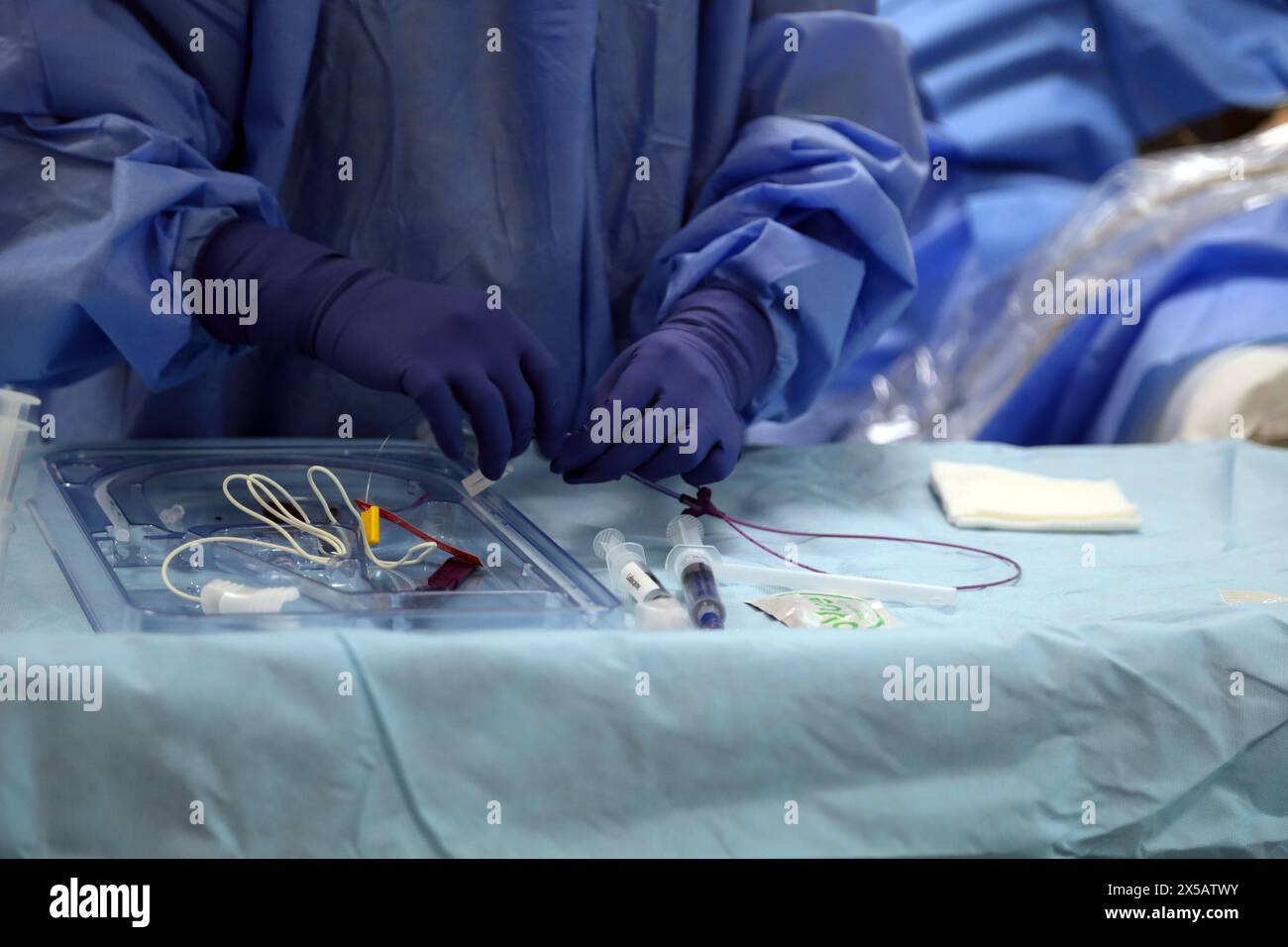 Krankenschwester in Vorbereitung auf die Verabreichung eines peripher eingeführten Zentralkatheters (Picc Line) unter Lokalanästhesie Surrey England Stockfoto