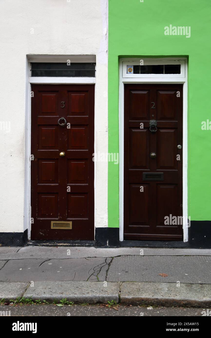 Farbenfrohe Reihenhäuser Vordertüren Stewarts Grove Chelsea SW3 London England Stockfoto