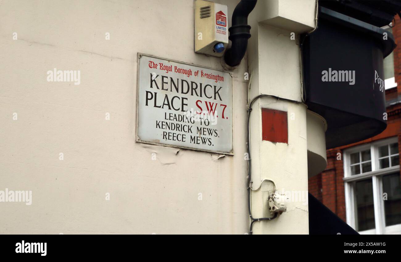 Kendrick Place führt nach Kendrick Mews und Reece Mews Street Schild South Kensington London England Stockfoto