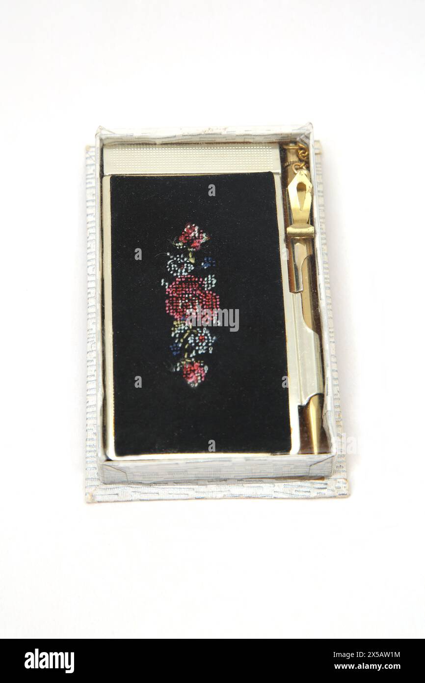 Miniatur-Notizbuch und Stift mit Stickerei Stockfoto