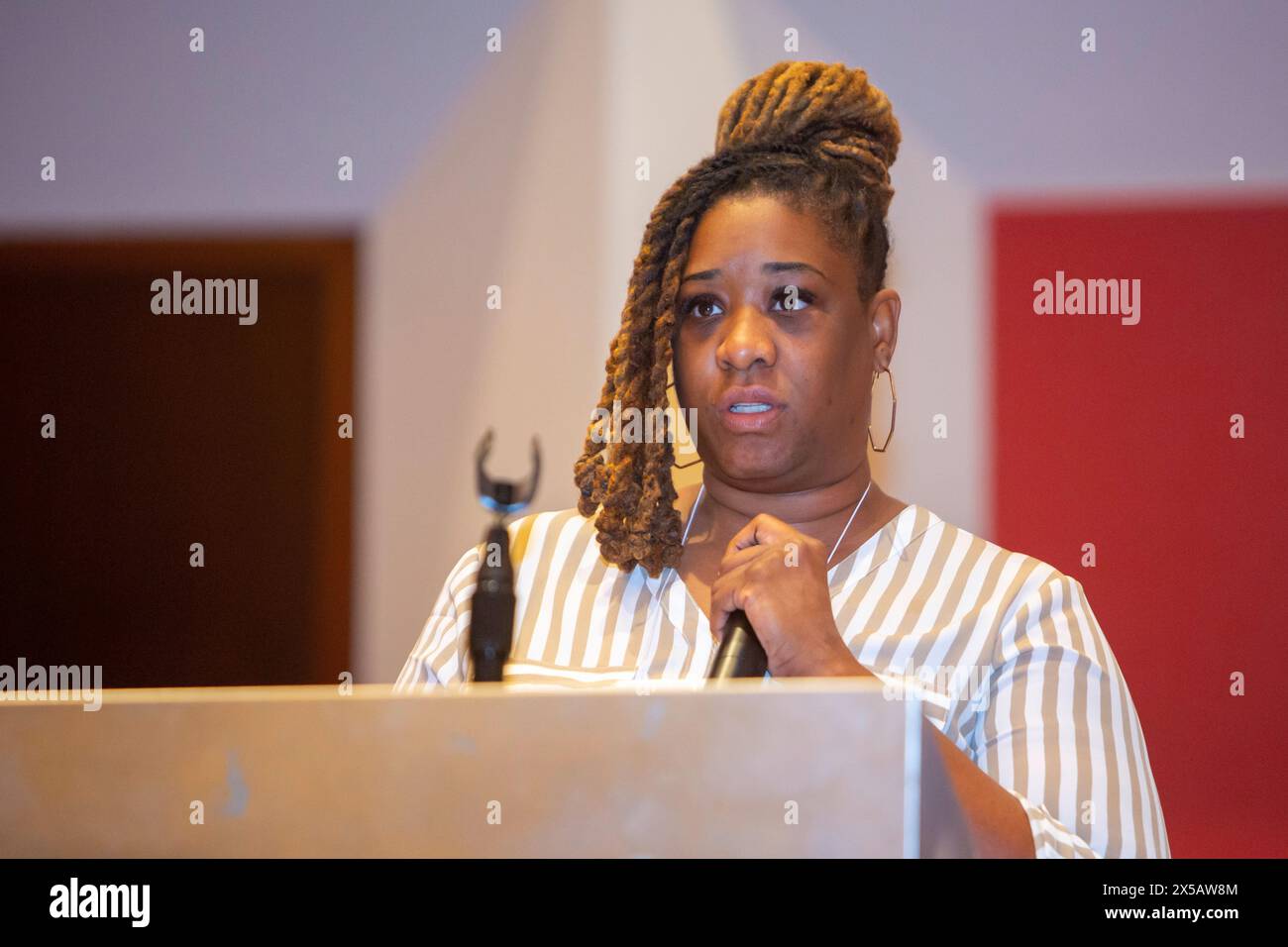 Chicago, Illinois - Quichelle Liggins, eine Arbeiterin bei Hyundai in Montgomery, Alabama und Mitglied der United Auito Workers, spricht auf der Labor N 2024 Stockfoto