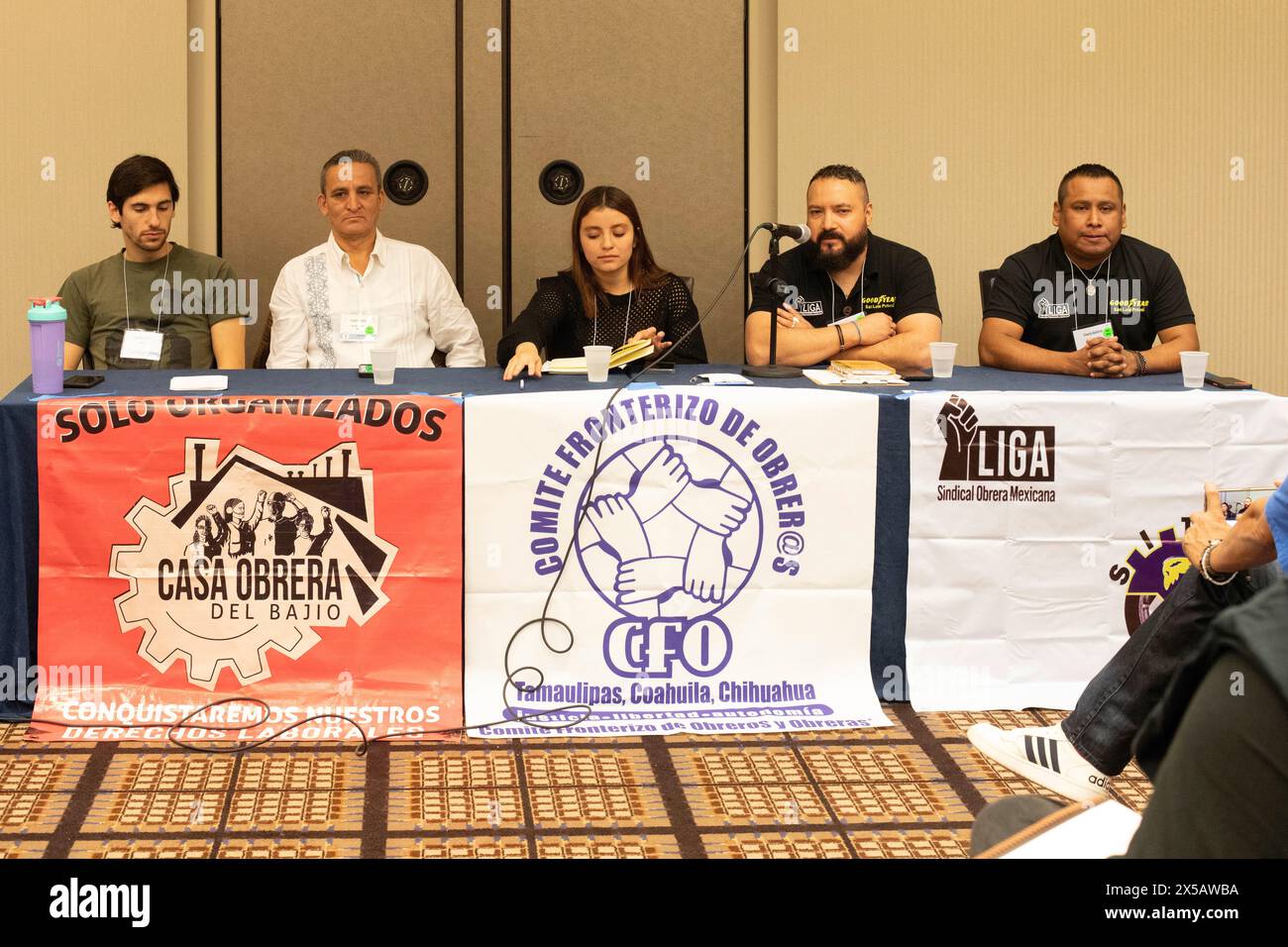 Chicago, Illinois - Arbeiter mehrerer mexikanischer Arbeiterorganisationen diskutieren 2024 auf der Labor Notes Konferenz über die mexikanische Arbeiterbewegung. Die Konferenz Stockfoto