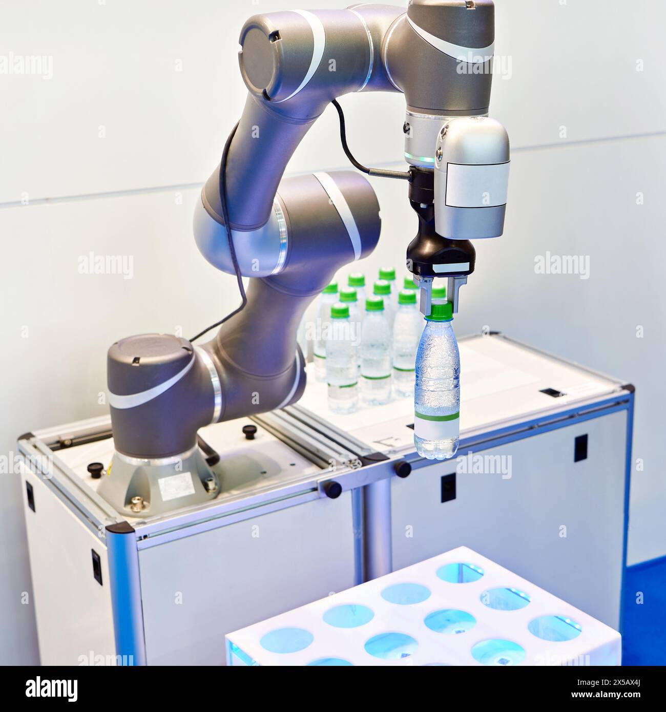 Kollaborative Roboterarme auf einer Industrieausstellung Stockfoto