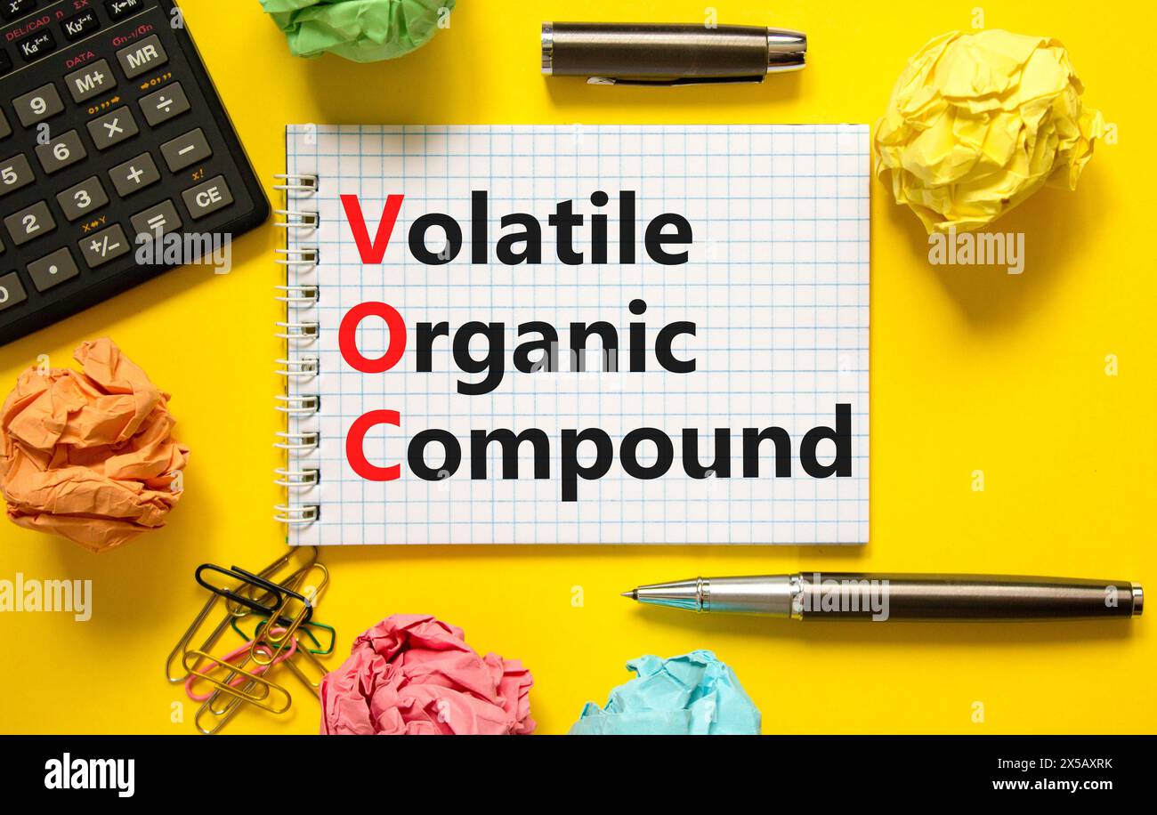 VOC-Symbol für flüchtige organische Verbindungen. Konzeptworte VOC flüchtige organische Verbindung auf schöner weißer Note. Schöner gelber Hintergrund. Business VOC V Stockfoto