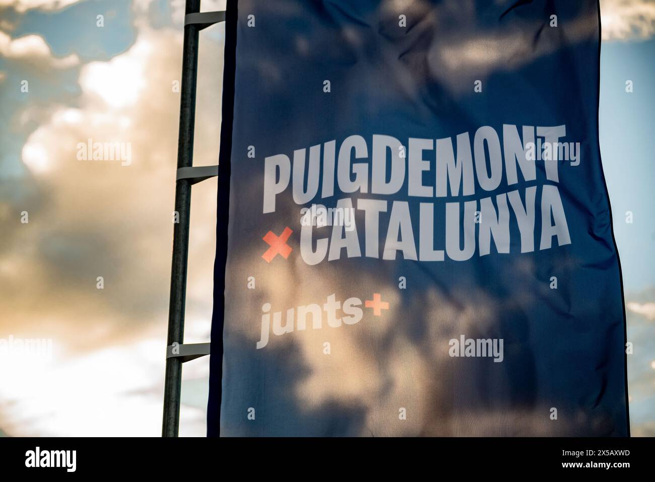 7. Mai 2024, Argelers, Frankreich: Die Flagge der Partei Junts per Catalunya für die Unabhängigkeit (mit CARLES PUIGDEMONT als Kandidat) winkt bei Argeliers de Marenda (Frankreich) im Wind vor den katalanischen Regionalwahlen, die am 12. Mai stattfinden werden. Quelle: Jordi Boixareu/Alamy Life News Stockfoto