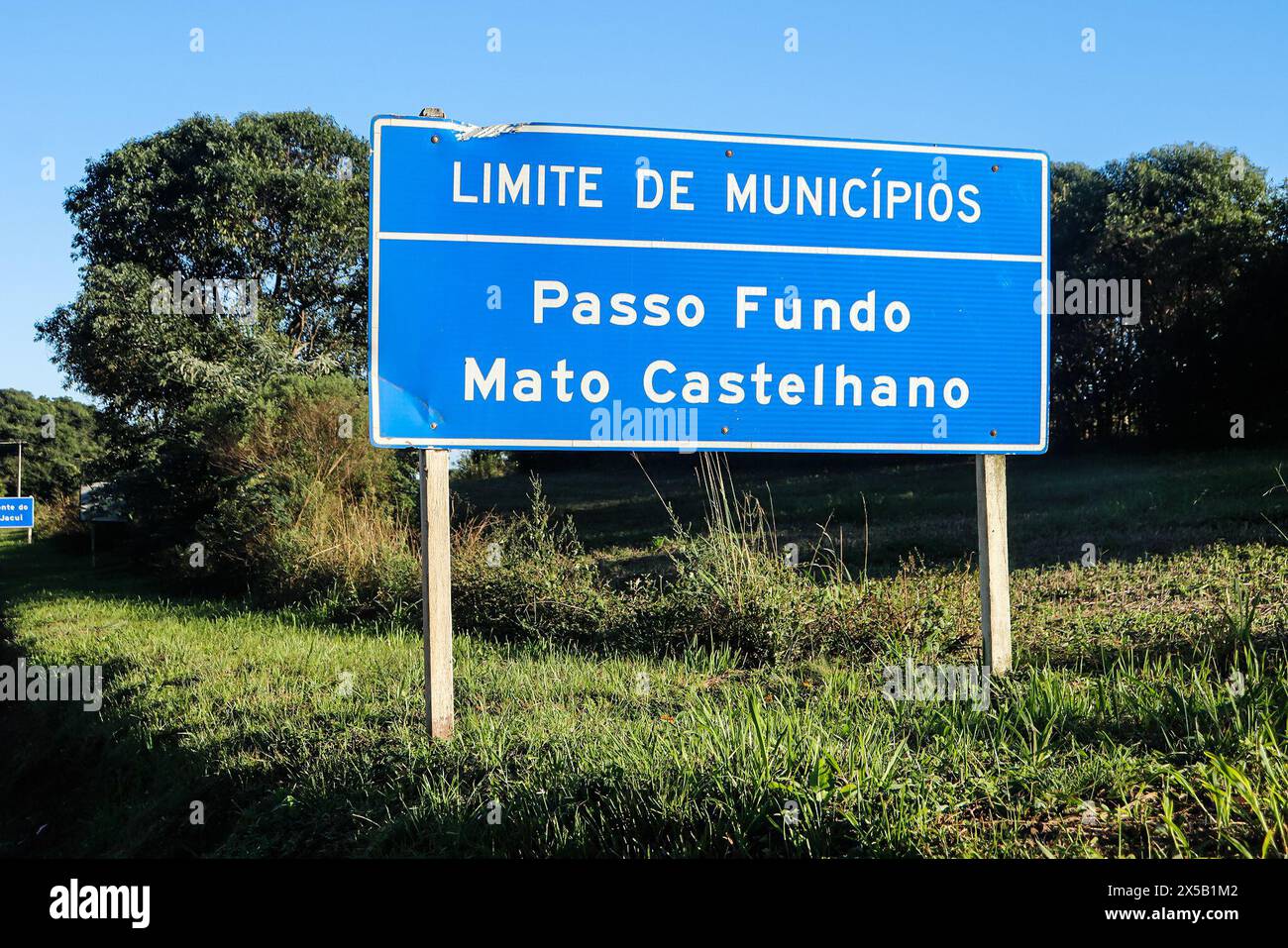 Mai 2024, Passo Fundo, Rio Grande Do Sul, Brasilien: Passo Fundo (RS), 05/08/2024 - RIO/JACUI/NASCENTE/ENCHENTES - Schild mit der Grenze der Gemeinden Passo Fundo und Mato Castelhano, in der Nähe des Flusses Jacui, in der Gemeinde Passo Fundo, im südlichen Plateau, etwa 10 km von der Stadt entfernt. Der Fluss ist ein wichtiger Wasserkörper, der den brasilianischen Bundesstaat Rio Grande do Sul mit einer Länge von rund 800 Kilometern umspült; der Ort war einer der am stärksten von den Regenfällen betroffen, die den Bundesstaat seit letzter Woche heimgesucht haben. (Foto: Rafael Dalbosco/Thenews2/Zumapress) (Foto: © Rafael Dalbos Stockfoto