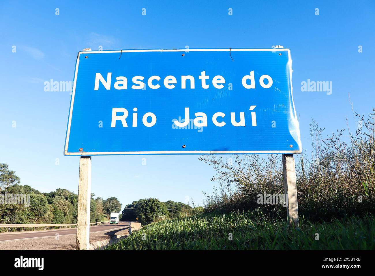 8. Mai 2024, Passo Fundo, Rio Grande do Sul, Brasilien: Passo Fundo (RS), 05/08/2024 - RIO/JACUI/ESCENTE/FLOODS - Schild mit der Quelle des Jacui-Flusses, im Passo Fundo, auf dem südlichen Plateau, etwa 10 km von der Stadt entfernt. Der Fluss ist ein wichtiger Wasserkörper, der den brasilianischen Bundesstaat Rio Grande do Sul mit einer Länge von rund 800 Kilometern umspült; der Ort war einer der am stärksten von den Regenfällen betroffen, die den Bundesstaat seit letzter Woche heimgesucht haben. (Foto: Rafael Dalbosco/Thenews2/Zumapress) (Foto: © Rafael Dalbosco/TheNEWS2 via ZUMA Press Wire) NUR REDAKTIONELLE VERWENDUNG! Nicht für kommerzielle ZWECKE! Stockfoto