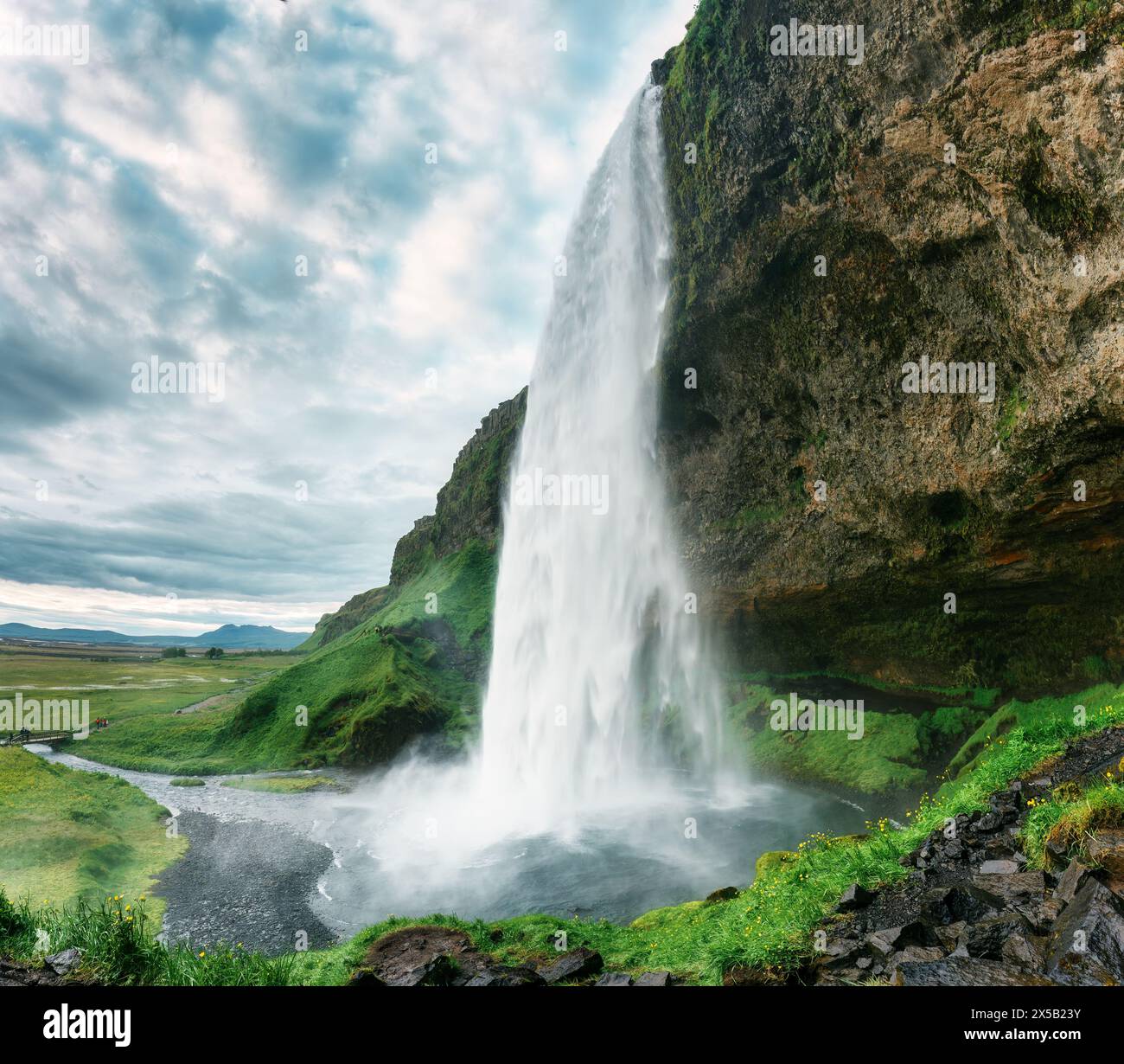 Landschaftliche Stimmung des Seljalandsfoss Wasserfalls, der im Sommer auf Island fließt Stockfoto