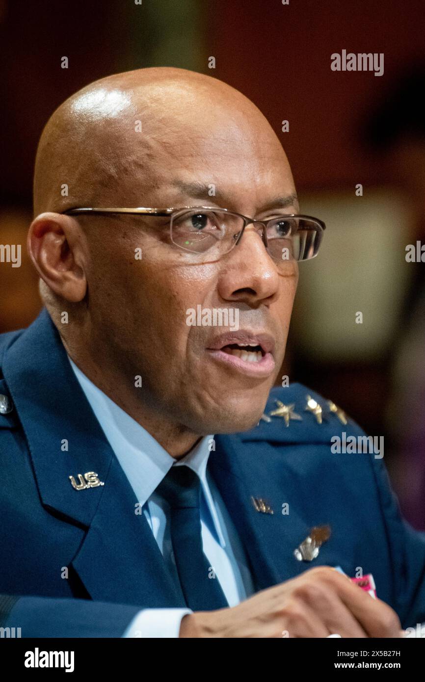 Washington, Vereinigte Staaten Von Amerika. Mai 2024. General Charles Q Brown, Jr, Vorsitzender, Joint Chiefs of Staff, erscheint vor einer Anhörung des Senats für Mittel - Unterausschuss für Verteidigung, um die vorgeschlagenen Haushaltsvoranschläge und die Begründung für das Geschäftsjahr 2025 für das Verteidigungsministerium im Dirksen Senate Office Building in Washington, DC, zu prüfen. Mittwoch, 8. Mai 2024. Credit: Rod Lamkey/CNP/SIPA USA Credit: SIPA USA/Alamy Live News Stockfoto