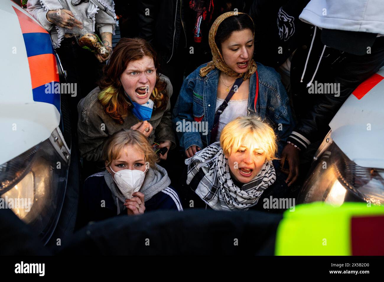 AMSTERDAM - Unterstützung der Demonstranten auf dem Rokin. Am Morgen sind die von Demonstranten auf dem Binnengasthuis-Gelände der Universität Amsterdam (UVA) errichteten Barrikaden noch sichtbar. Die Eingänge zum Standort sind von mehreren Seiten blockiert, unter anderem mit Paletten und Fahrradständern. ANP RAMON VAN FLYMEN niederlande aus - belgien aus Stockfoto