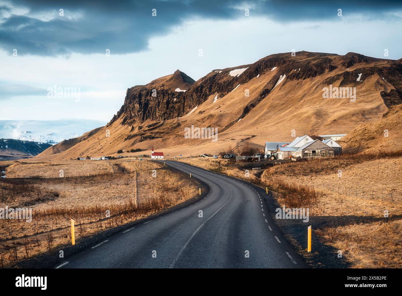 Wunderschöne Herbstlandschaft der lutherischen Kirche Reynisfjara mit der Straße zum Strand Reynisfjara in Vik, Island Stockfoto
