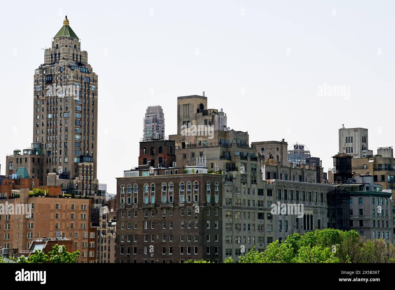 Blick vom Dach des Metropolitan Museum of Art, New York City, USA, mit dem Carlyle Hotel auf der linken Seite Stockfoto