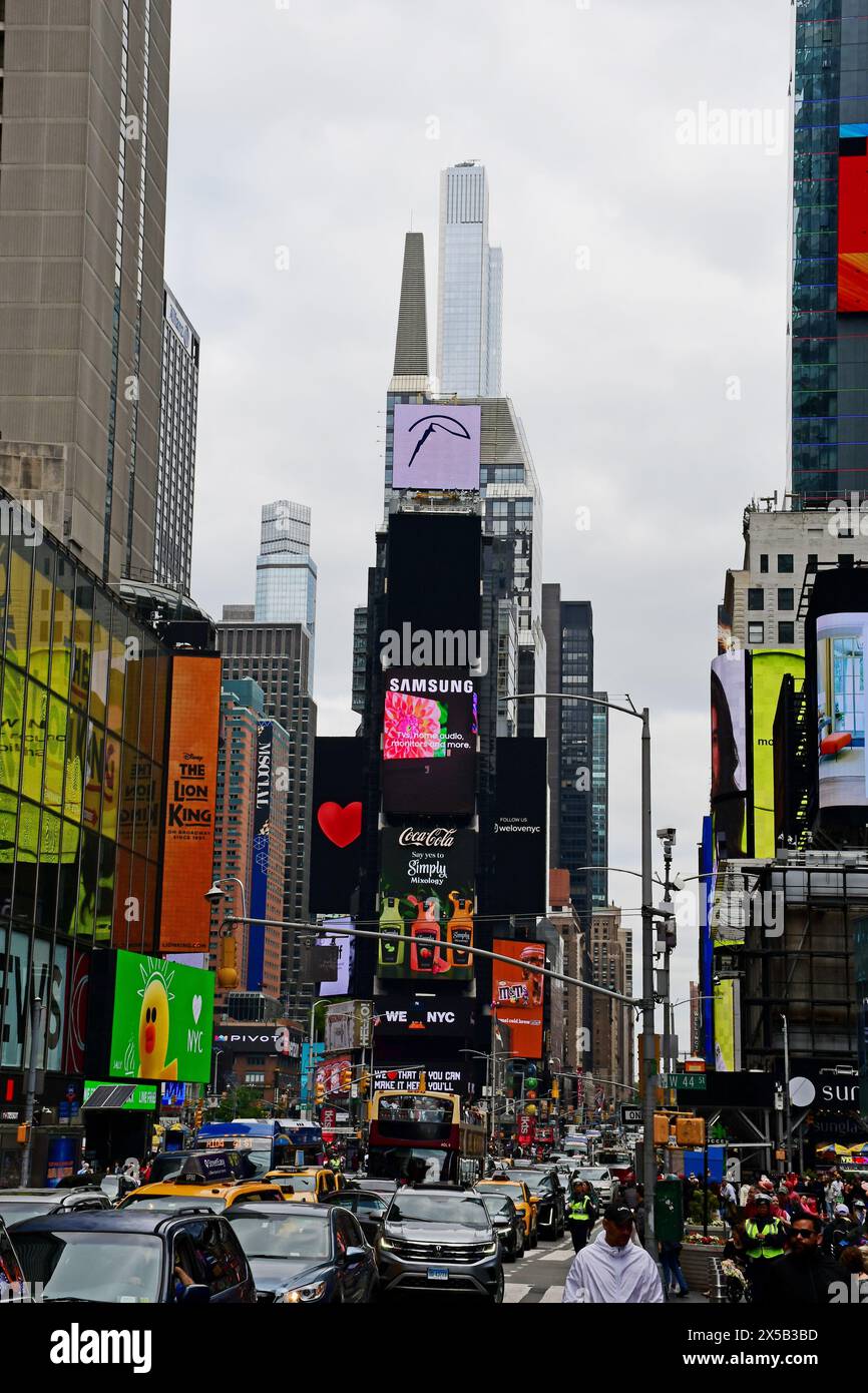 Blick auf die Dämmerung des Minskoff Theatre, 200 W 45th St, Times Square, New York City, USA Stockfoto