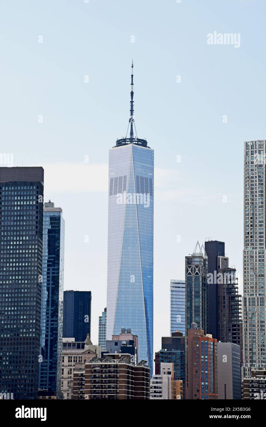 Blick auf Manhattan einschließlich One World Trade Center von Brooklyn Bridge, New York City, USA Stockfoto